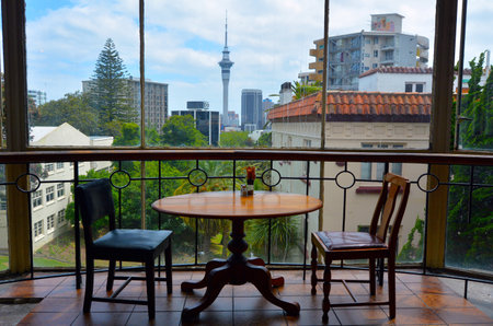AUCKLAND - JAN 09 2015:Two empty chairs and a table against. Auckland CBD skyline.The 2014 Mercer Quality of Living Survey ranked Auckland 3rd place in the world on its list.のeditorial素材