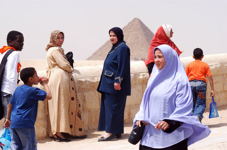 GIZA - APRIL 27: Muslim woman visits the Great Sphinx on April 27 2007 in Giza, Egypt.It's the largest and most famous sphinx is the world.のeditorial素材
