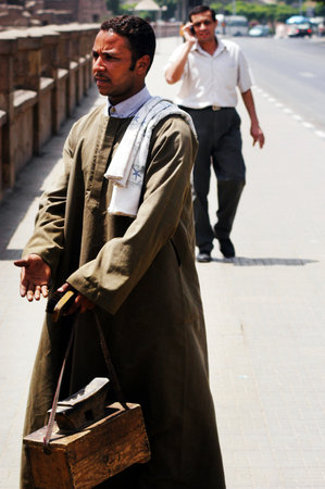 LUXOR - MAY 02:Egyptian Shoeshiner on May 02 2007 in Luxor Egypt.Many well-known and high profile people started their working life as shoeshiners such as Malcolm X and James Brown.のeditorial素材