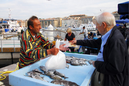 MARSEILLE - MAY 09:Fresh fish at the fish market of Vieux-Port on May 09 2008 in Marseille,France.Marseille is France's largest city on the Mediterranean coast and largest commercial port.のeditorial素材