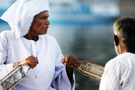 ASWAN - APRIL 28:An Egyptian Nubian people rows on the Nile near Aswan, Egypt on April 28 2007.It's ethnic group originally from northern Sudan, and southern Egypt.のeditorial素材