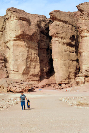 TIMNA, ISR - OCT 15:Visitors under Solomons pillars in Timna Park on October 15 2008.It's the worlds first copper production center founded my the Egyptian in the in Timna valley over 5000 years ago.のeditorial素材