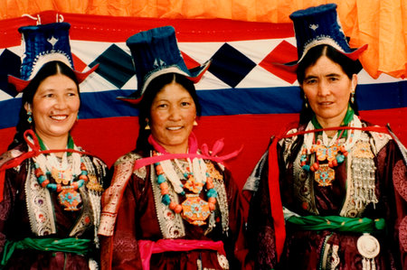 LADAK -  OCTOBER 20:Tibetan people  dressed up and dancing in a local festival on October 20 2006 in Spiti valley Ladakh, India.Because of Tibet's cold weather, the men and women wear long thick dresses chubaのeditorial素材