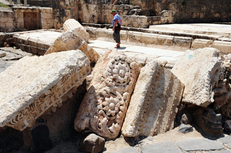 BEIT SHEAN,ISR - JUNE 17:Visitor look at ruins of Ancient Beit Shean on June 17 2009.Beit She'an is one of the most ancient sites in Israel: it was first settled 5-6 thousand years ago.のeditorial素材