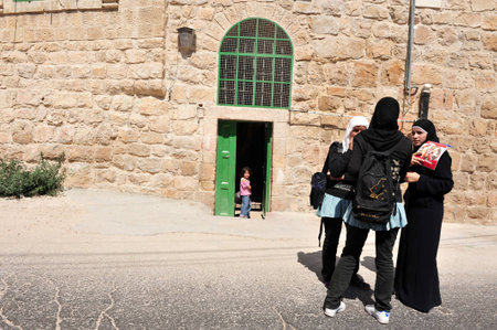 HEBRON, ISRAEL - SEP 08:Arab women in Hebron on September 09 2009.There are 163,000 Palestinians living in Hebronのeditorial素材