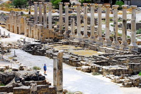 BEIT SHEAN,ISR - JUNE 17:Visitors walks under Pillars in Ancient Beit Shean on June 17 2009.Beit She'an is one of the most ancient sites in Israel: it was first settled 5-6 thousand years ago.のeditorial素材