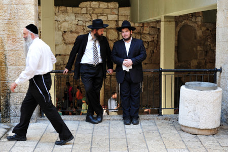 JERUSALEM - JULY 28:Orthodox Jewish men at the Jewish quarter on July 28 2009 Jerusalem,Israel.The quarter is inhabited by around 2,000 residents and is home to numerous yeshivas and synagogues.のeditorial素材