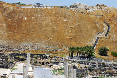 BEIT SHEAN,ISR - JUNE 17:Visitors in Ancient Beit Shean on June 17 2009.Beit She'an is one of the most ancient sites in Israel: it was first settled 5-6 thousand years ago.のeditorial素材