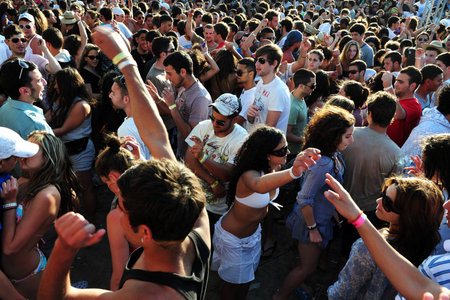 NITZANIM, ISR - APR 10:Israeli youth in Boombamela festival on April 10 2009.It's a Shanti/New Age festival held annually in Israel since 1999 based on the Hindu festival of Kumbh Mela in India.のeditorial素材
