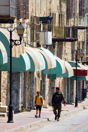 HEBRON, ISRAEL - SEP 08:Israeli soldier gourds on the Jewish quarter of Hebron on September 09 2009.Hebron is the site of the oldest Jewish community in the world, which dates back to Biblical times.のeditorial素材