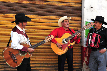 MEXICO CITY - FEB 28: Mariachi band play Mexican music at Xochimilco's Floating Gardens on February 28 2010 in Mexico City, Mexico.  It's Mexican musical tradition that dates back to the 19th centuryのeditorial素材