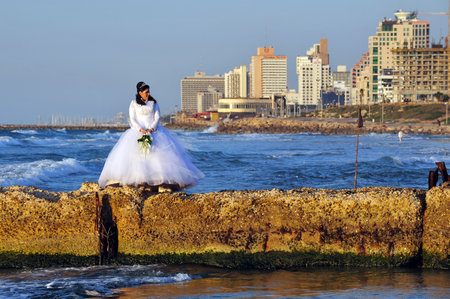 TEL AVIV - NOV 16:An israeli bride during photo shoot on November 16 2009 in Tel-Aviv, Israel.According to Israel's Central Bureau of Statistics, 20% of Jews who got married in 2010 did so overseas.のeditorial素材