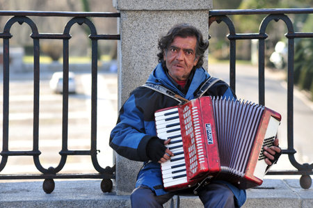 MADRID - MARCH 01:Spanish Gypsy plays accordion on March 01 2010 in Madrid,Spain.Spanish Gypsy population range as low as 50,000 and as high as 450,000.World Gypsy population is between 3 to 6 millionのeditorial素材