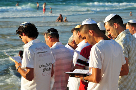ASHDOD - SEPTEMBER 09: Jewish people prays on the shoreline to symbolically cast away their sins in the Jewish ceremony of Tashlich to begin the Jewish new year on September 9 2010 in Ashdod, Israel.のeditorial素材