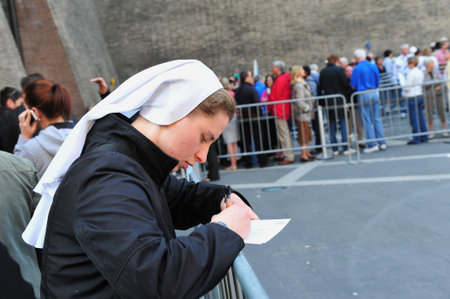 VATICAN - APR 29:Catholic nun outside the Vatican Museums on April 29 2011 in Rome Italy.It's includes some of most classical sculptures and important masterpieces of Renaissance art in the world.のeditorial素材