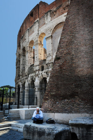 ROME - APRIL 29:Italian man work on his laptop outside the Colosseum on April 29 2011 in Rome Italy.It has been estimated that over 500,000 people and over a million animals were killed there.のeditorial素材