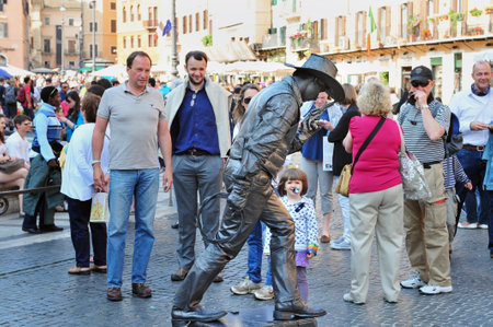 ROME - APRIL 28:Street artist in Piazza Navona on April 28 2011 in Rome, Italy.Built in 1st century AD,follows the form of a stadium and the ancient Romans came there to watch games.のeditorial素材