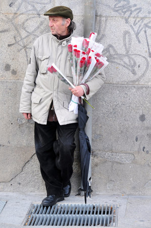 MADRID - MARCH 02:Spanish man sale red roses flowers in Plaza del Sol Puerta del Sol in Madrid, Spain.The Puerta del Sol is one of the best known and busiest places in Madrid.のeditorial素材