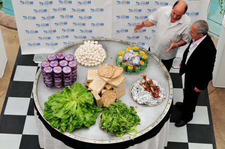 ASHDOD - APRIL 14: The biggest Passover seder plate in the world was shown in Ashdod, Israel on April 14, 2011. The seder plate is an array of food to be to be blessed on on the upcoming Jewish holiday of Passover. Passover is a Jewish holy day and festivのeditorial素材