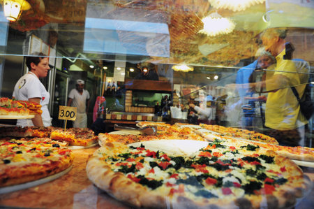 VENICE - MAY 02:People  buys pizza on May 02 2011 in Venice, Italy. There is a bill before the Italian Parliament to safeguard the traditional Italian pizza by specifying ingredients and methods.のeditorial素材