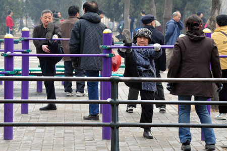 BEIJING-MARCH 15:Chinese people exercises at the temple of heaven park on Mar 15 2009 in Beijing, China.It's the most popular park in Beijing used by thousands of people for sport and leisure dailyのeditorial素材