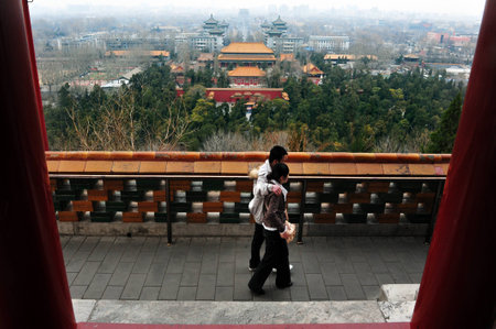 BEIJING - MARCH 11:Chinese couple on top of Jingshan Park on March 11 2009 Beijing, China.It's a 45.7m high artificial hill that constructed by Ming Dynasty of an area of more than 230,000 mのeditorial素材