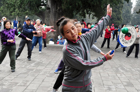 BEIJING-MARCH 15:Chinese people exercises at the temple of heaven park on Mar 15 2009 in Beijing, China.It's the most popular park in Beijing used by thousands of people for sport and leisure dailyのeditorial素材
