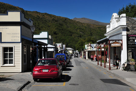 ARROWTOWN, NZ - FEB 10: Visitors in Arrowtown on February 10 2009. Arrowtown is a historic gold mining town in the Otago region of the South Island of New Zealand.のeditorial素材