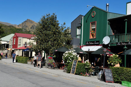 ARROWTOWN, NZ - FEB 10: Visitors in Arrowtown on February 10 2009. Arrowtown is a historic gold mining town in the Otago region of the South Island of New Zealand.のeditorial素材