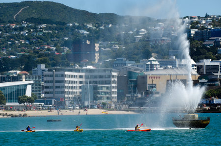 WELLINGTON - FEB 28:Carter Fountain in Oriental Bay on February 28 2013 in Wellington, New Zealand. It's the closest beache to the central city and a popular spot both for living and for visiting in Wellington.のeditorial素材