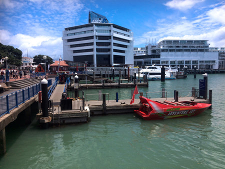 AUCKLAND,  NZL - JAN 04 2015:Auckland waterfront.Auckland has been rated one of the world's top 10 cities to visit by travel bible Lonely Planet.のeditorial素材