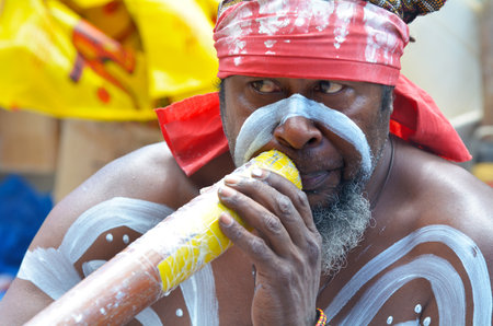 SYDNEY - OCT 19 2016:Aboriginal Indigenous Australian man play on Didgeridoo, a wind instrument developed by Indigenous Australians over 1,500 years ago in Northern Australia.のeditorial素材