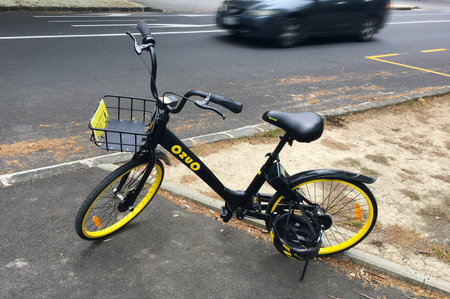 AUCKLAND - NOV 10 2017:A lone OnzO on the side of the road. Onzo is a new bike-share scheme in Aucland, New Zealand.のeditorial素材