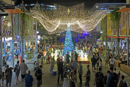 BRISBANE - DEC 22 2018:Australian people celebrate Christmas in Southbank at night, Brisbane City, Queensland, Australiaのeditorial素材