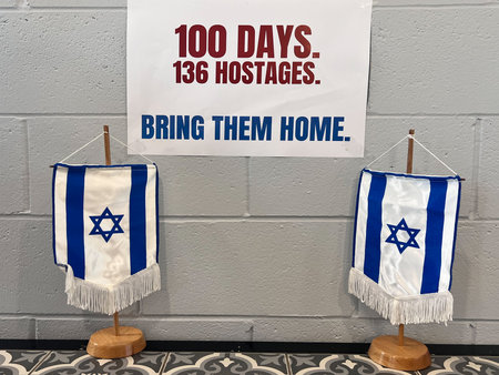 BRISBANE - JAN 01 2024:100 Days 136 Hostages bring them home sign beside of two state of Israel flages on a local community event to support Israel war in Gaza.のeditorial素材