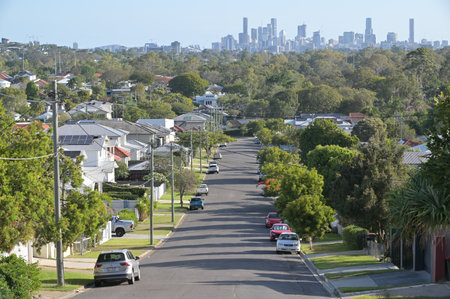 BRISBANE - NOV 18 2023:Residential houses street against Brisbane City skyline.Home prices across Australia have hit new highs, with the median value of a home in a capital city shooting to $832,000.のeditorial素材