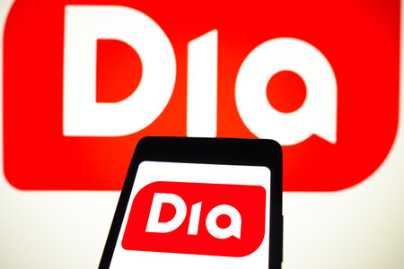 April 5, 2024, Brazil. In this photo illustration, the Dia logo is displayed on a smartphone screen and in the backgroundのeditorial素材