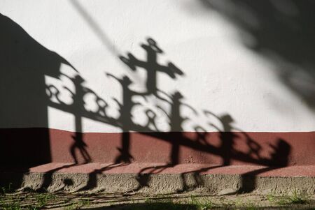 shadow of the cross on the wall
の写真素材