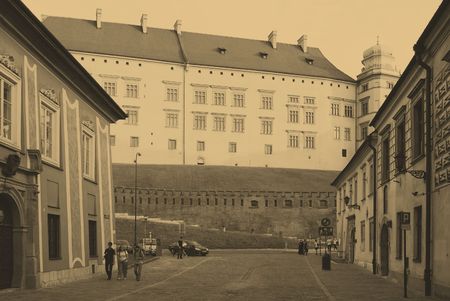 CRACOW - JUNE 8: Tourist and Royal Wawel Castle on June 8, 2010 in Cracow. Polandのeditorial素材