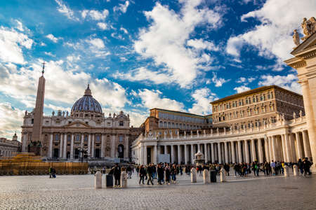 November 18, 2018 - Rome, Italy - many people and tourists visit the monumental St. Peter's Square every day with its splendid colonnade and the famous Catholic basilica in Vatican City, Vatican Stateのeditorial素材