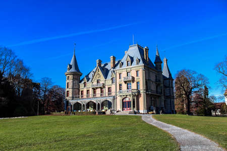Schadau Castle, built in 1846 - 1854, on the shore of Lake Thun in Switzerland, features romantic and neo-Gothic stylistic elements and is surrounded by a large English gardenのeditorial素材