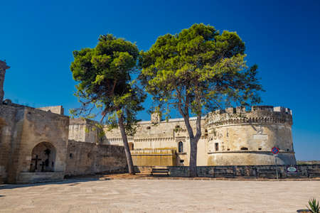 The small fortified village of Acaya, Lecce, Salento, Puglia, Italy. The large stone-paved square. The ancient medieval castle with towers and moat.のeditorial素材