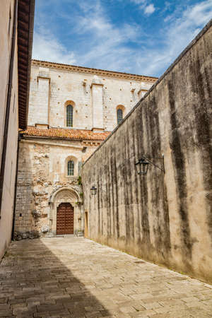 May 1, 2022 - Priverno, Latina, Lazio, Italy - The Fossanova Abbey. The cloister with its splendid colonnade and portico. Twilight, solitude and silence. The garden with citrus fruits.のeditorial素材