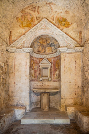 July 9, 2023 - Pissignano, Perugia, Umbria. The so-called Temple of Clitumnus is a small early medieval church that sits near Campello sul Clitunno. In 2011 it became a UNESCO World Heritage Site.のeditorial素材