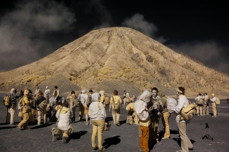  Tourists having fun at Bromo mountainのeditorial素材