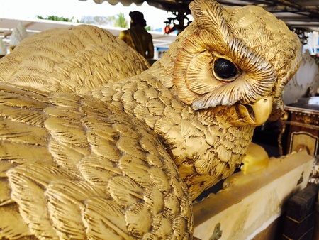 The roman gold eagle  statue for decorationの素材