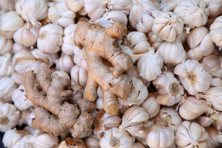 piles of ginger and Garlic in the market of indiaの写真素材