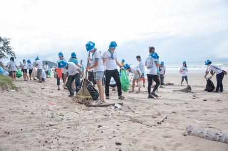 Rayong,Thailand: September 15 2012. People cleaning up the coast in The International Coast Clean up 2012 on September 15 2012のeditorial素材