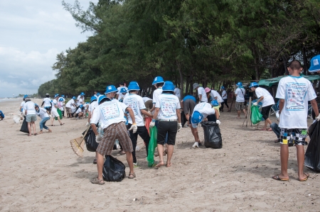 Rayong,Thailand: September 15 2012. People cleaning up the coast in The International Coast Clean up 2012 on September 15 2012のeditorial素材