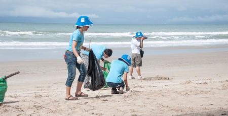 Rayong,Thailand: September 15 2012. People cleaning up the coast in The International Coast Clean up 2012 on September 15 2012のeditorial素材